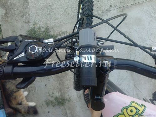 Как закрепить обычный фонарик на велосипед