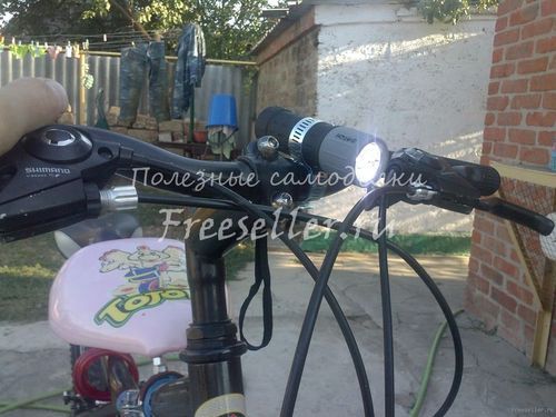 Как закрепить обычный фонарик на велосипед