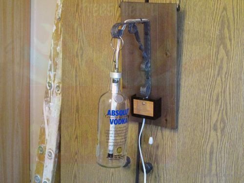 светильник из стеклянной бутылки.