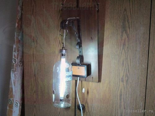 светильник из стеклянной бутылки.