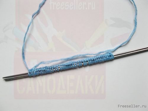 Процесс вязания детских варежек