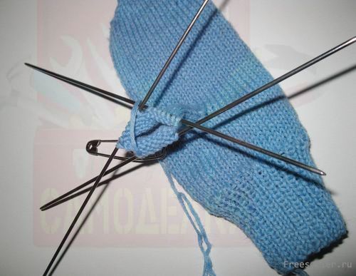 Процесс вязания детских варежек