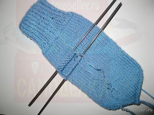 Процесс вязания детских варежек