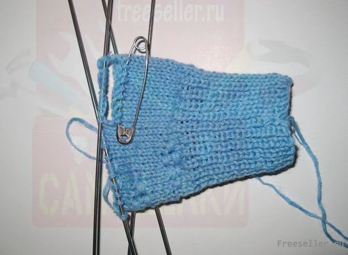 Процесс вязания детских варежек