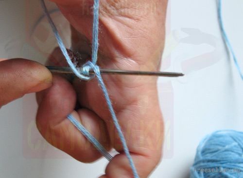 Процесс вязания детских варежек