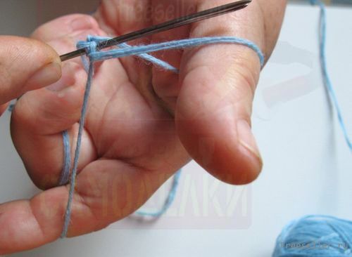 Процесс вязания детских варежек