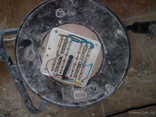 <p style="text-align:center;"> <a class="highslide" href="https://www.freeseller.ru/uploads/posts/2014-10/1413863777_logo.jpg" target="_blank"><img src="https://www.freeseller.ru/uploads/posts/2014-10/medium/1413863777_logo.jpg" alt="Ремонт удлинителя на катушке" class="fr-dib"></a> </p> <p> <p>Удлинитель на катушке – отличная штука, но вещь не вечная. Например, мой удлинитель на 30 метров, купленный год назад за 1500 рублей пару недель назад потребовал ремонта или замены. Из 4-х розеток работала только одна, а это требует дополнительного разветвления.</p>