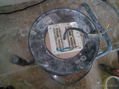 <p style="text-align:center;"> <a class="highslide" href="https://www.freeseller.ru/uploads/posts/2014-10/1413863777_logo.jpg" target="_blank"><img src="https://www.freeseller.ru/uploads/posts/2014-10/medium/1413863777_logo.jpg" alt="Ремонт удлинителя на катушке" class="fr-dib"></a> </p> <p> <p>Удлинитель на катушке – отличная штука, но вещь не вечная. Например, мой удлинитель на 30 метров, купленный год назад за 1500 рублей пару недель назад потребовал ремонта или замены. Из 4-х розеток работала только одна, а это требует дополнительного разветвления.</p>