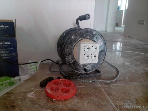 <p style="text-align:center;"> <a class="highslide" href="https://www.freeseller.ru/uploads/posts/2014-10/1413863777_logo.jpg" target="_blank"><img src="https://www.freeseller.ru/uploads/posts/2014-10/medium/1413863777_logo.jpg" alt="Ремонт удлинителя на катушке" class="fr-dib"></a> </p> <p> <p>Удлинитель на катушке – отличная штука, но вещь не вечная. Например, мой удлинитель на 30 метров, купленный год назад за 1500 рублей пару недель назад потребовал ремонта или замены. Из 4-х розеток работала только одна, а это требует дополнительного разветвления.</p>