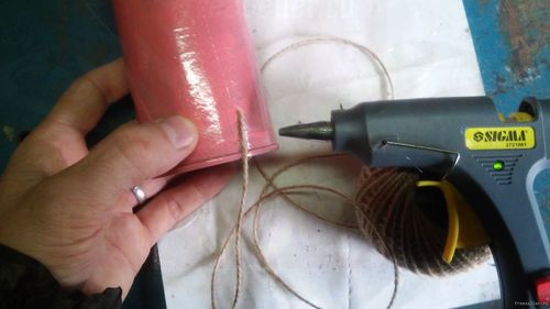 Процесс изготовления вазы из банки от чистящего средства