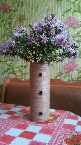 Ваза для цветов из банки от чистящего средства