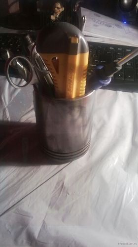 Вазочка для инструментов из поршня