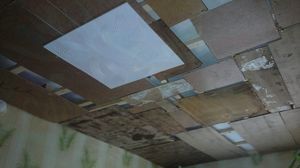 Выравнивание потолка из подручных материалов в деревянном доме