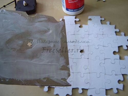 Процесс изготовления пазлов часов