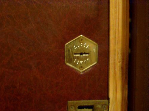 Закрываем замочную скважину простым способом