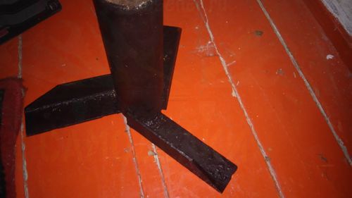 Процесс изготовления триноги для елки из металла