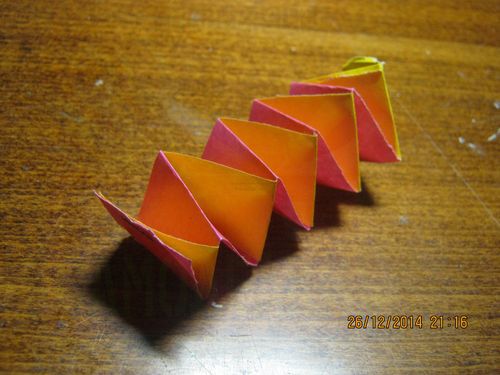 Делаем гирлянду из полосок бумаги