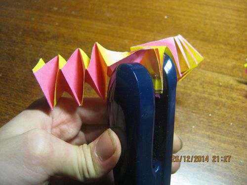 Делаем гирлянду из полосок бумаги