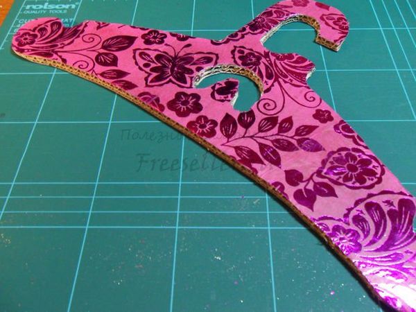 Вешалка для одежды из гофрированного картона Своими руками