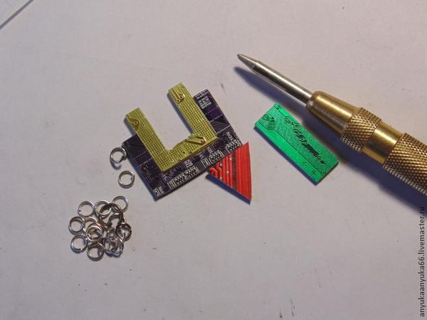 Изготавливаем серьги из микросхемы