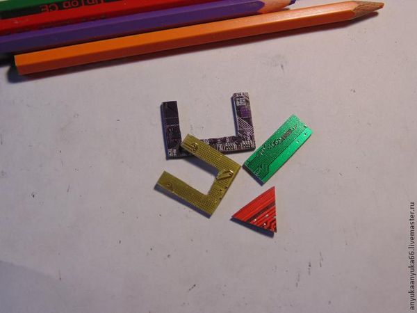 Изготавливаем серьги из микросхемы