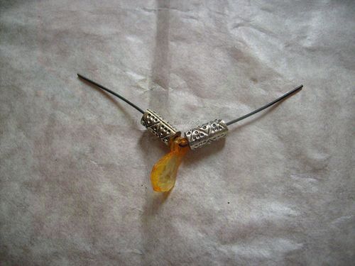 Процесс изготовления украшения из бусинок