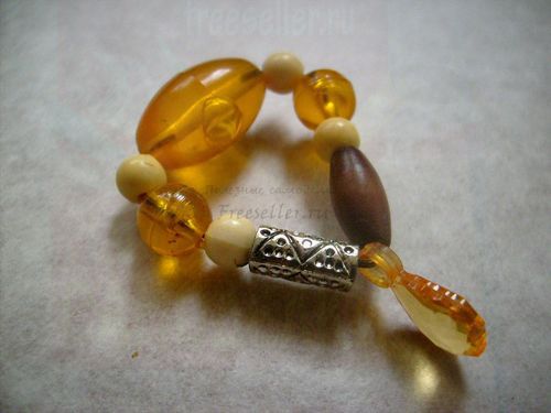 Процесс изготовления украшения из бусинок