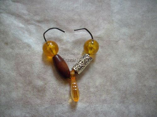 Процесс изготовления украшения из бусинок