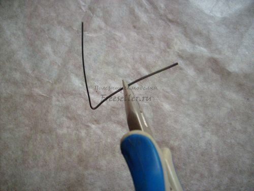 Процесс изготовления украшения из бусинок