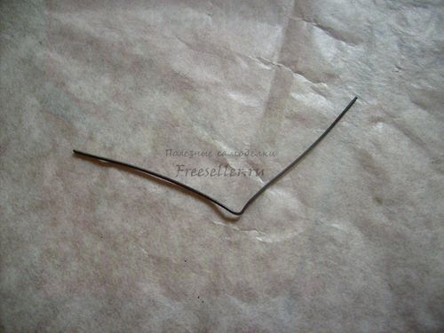 Процесс изготовления украшения из бусинок