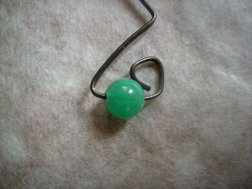 Процесс изготовления украшения из бусинок