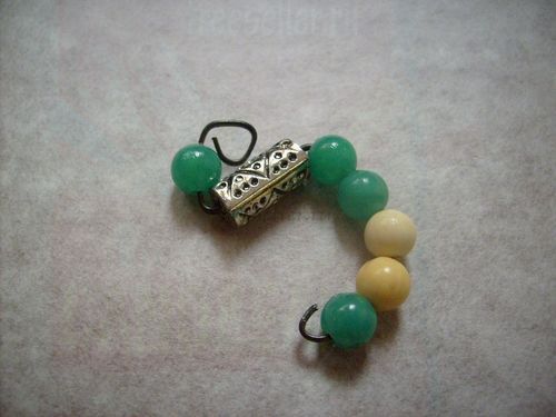 Процесс изготовления украшения из бусинок