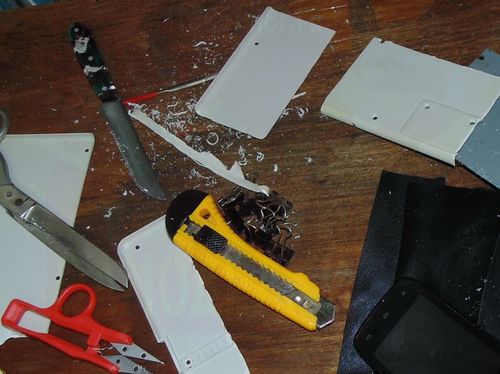 Процесс изготовления чехла для телефона из кожи