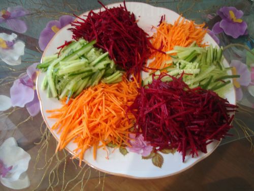 Процесс приготовления салата Радуга