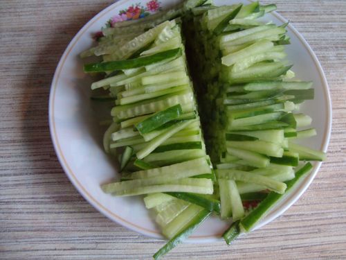 Процесс приготовления салата Радуга