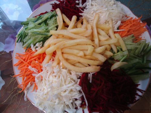 Процесс приготовления салата Радуга