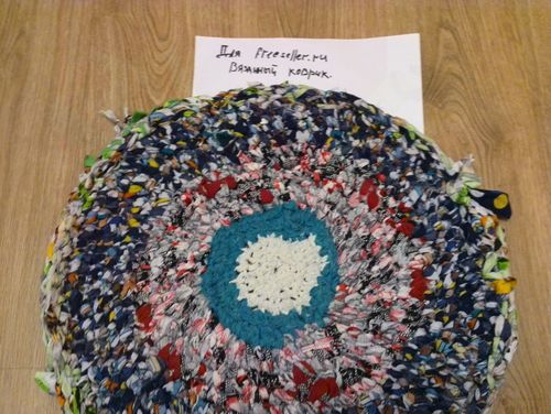 Вязанный коврик из старой одежды