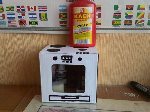 Игрушечная Органайзер-плита из картонной коробки.