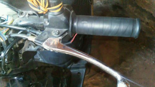 Процесс установки подогревов руля на скутер