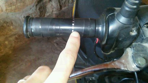 Процесс установки подогревов руля на скутер