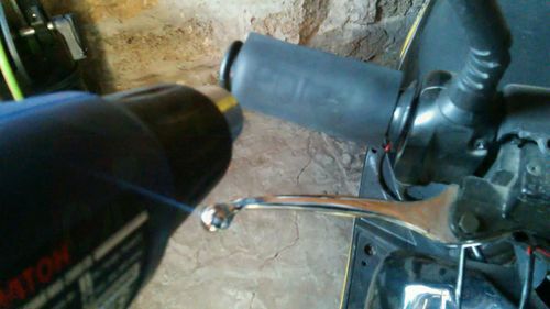 Процесс установки подогревов руля на скутер