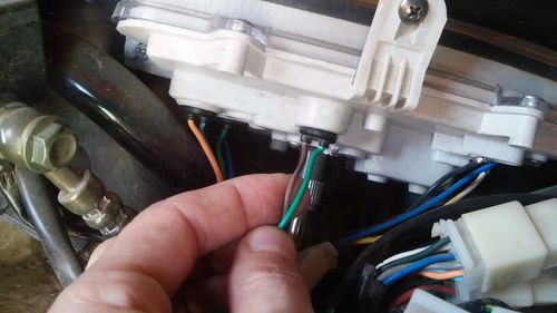 Процесс установки подогревов руля на скутер