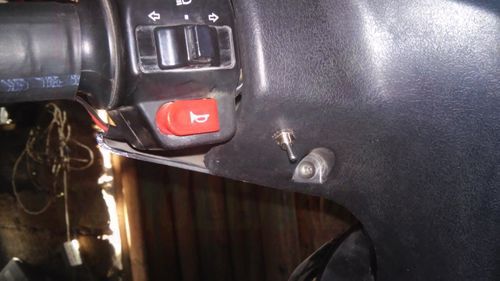 Процесс установки подогревов руля на скутер