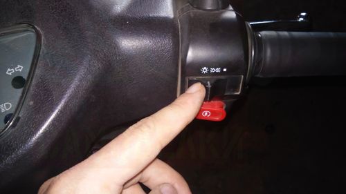 Процесс установки подогревов руля на скутер