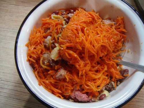 Процесс приготовления сочного салата из корейской моркови