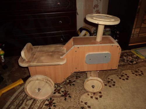 Самодельный деревянный трактор