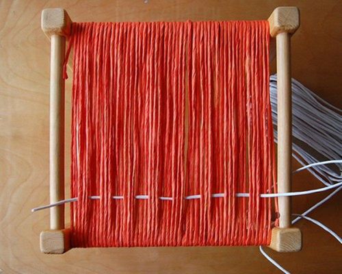 Процесс изготовления плетенного табурета