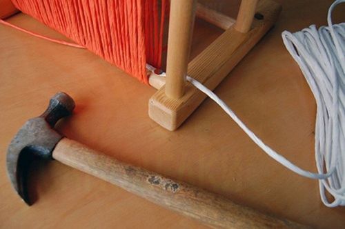 Процесс изготовления плетенного табурета