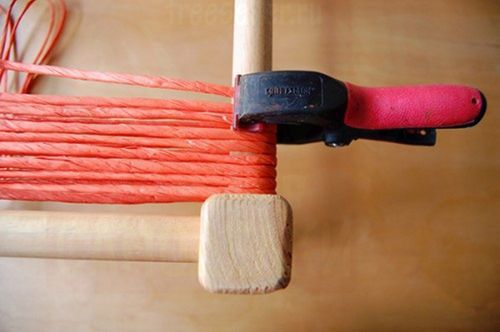 Процесс изготовления плетенного табурета