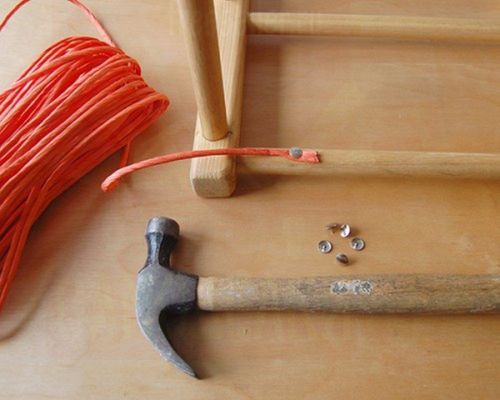 Процесс изготовления плетенного табурета